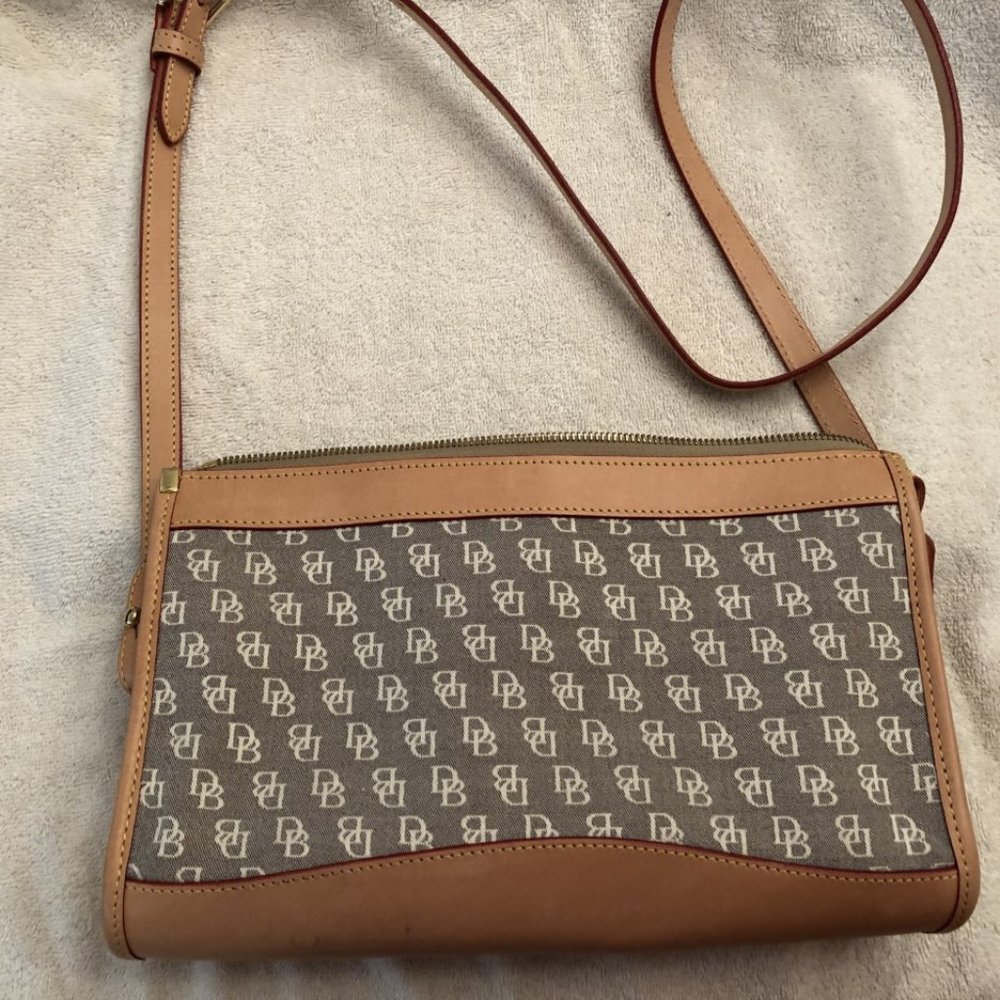 Dooney & Bourke - shoulder strap hand bag